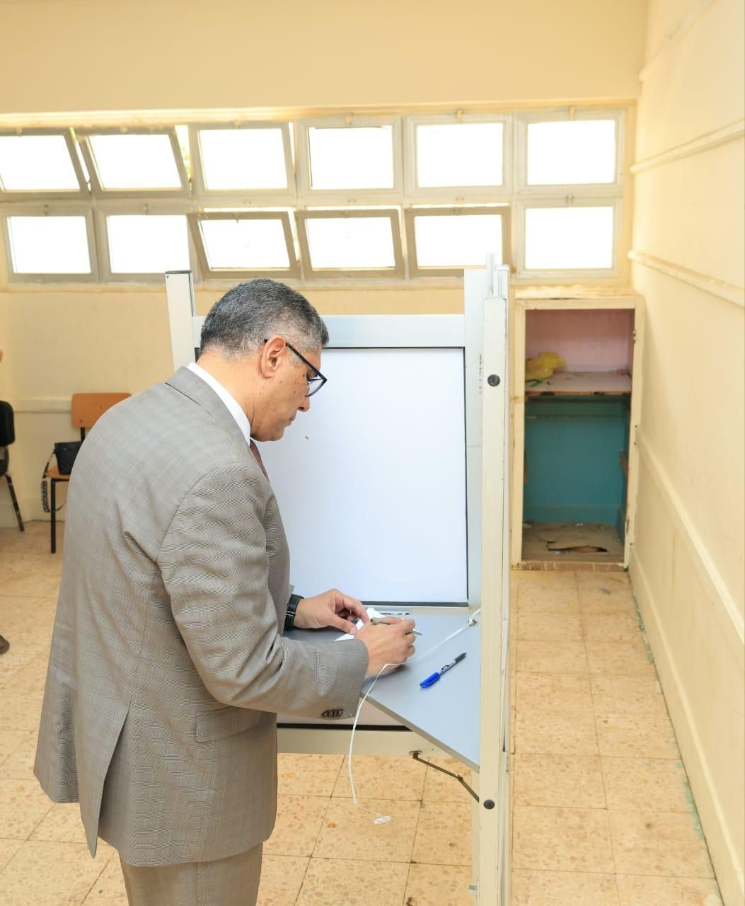 محافظ الجيزة يُدلى بصوته فى انتخابات مجلس النواب