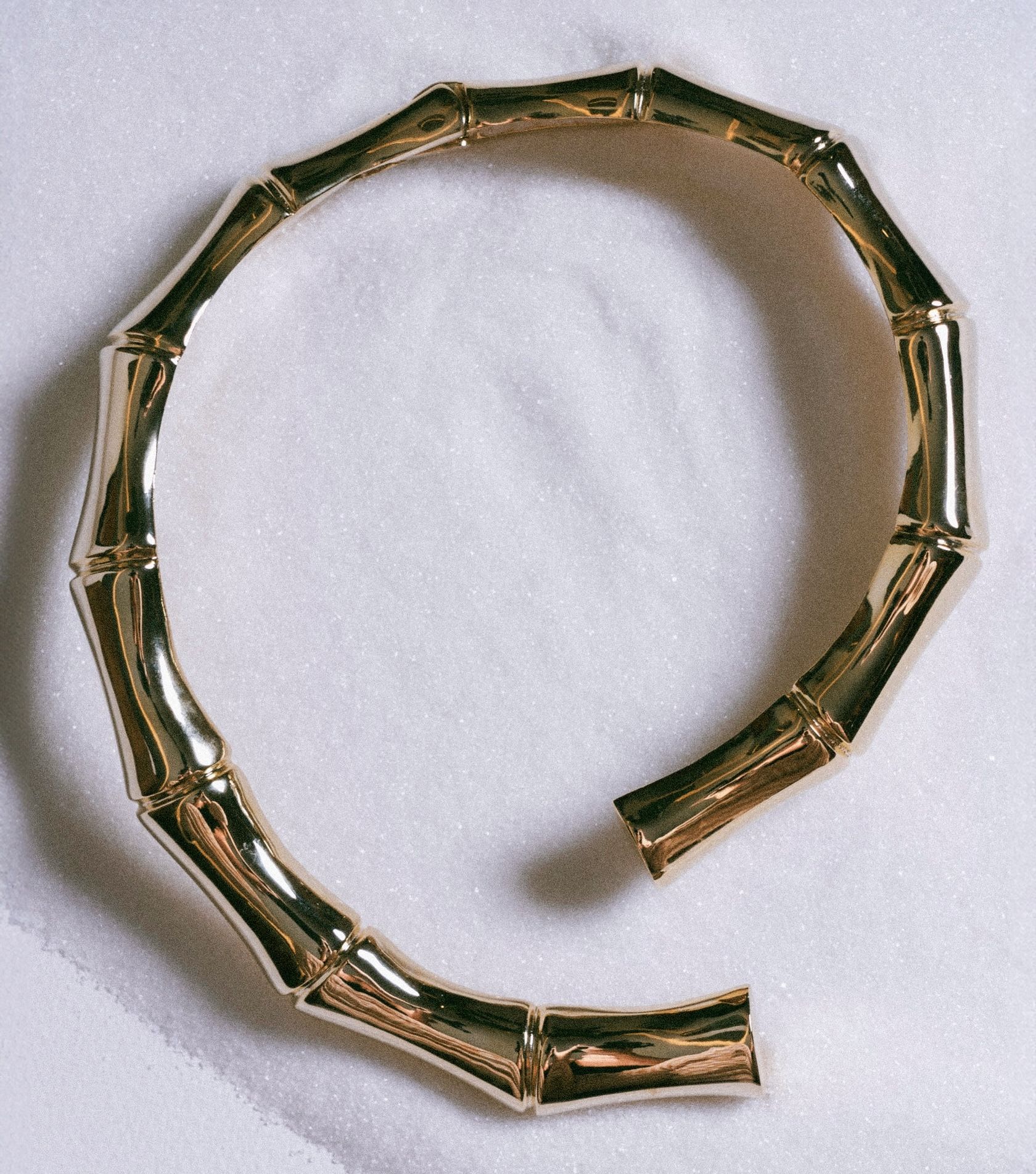 إكسسوار من تصميم كارين طويل لعلامة كارولين لانغ (إنستغرام)