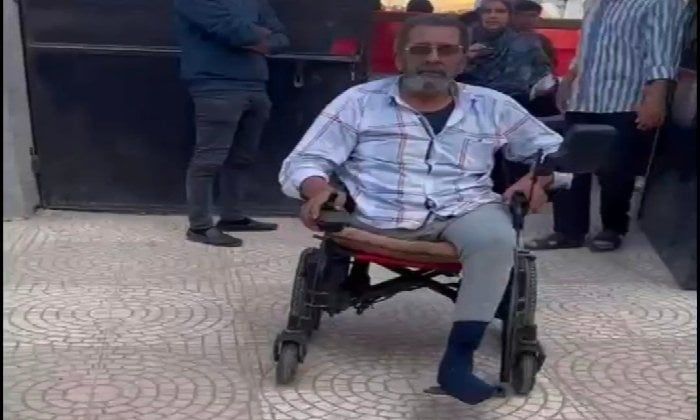 لم تمنعه ظروفه من المشاركة.. مسن يدلي بصوته في انتخابات مجلس النواب بالإسكندرية