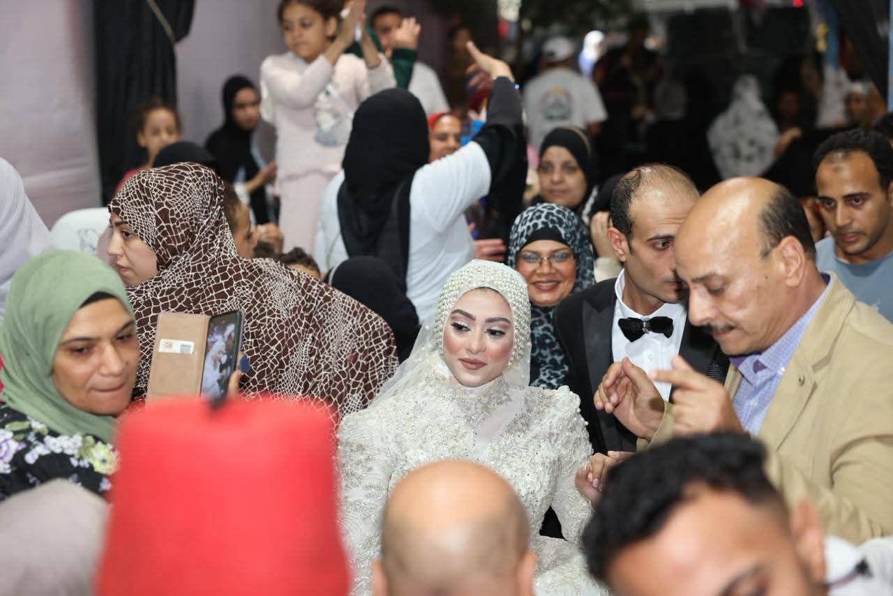 إدلاء العريس والعروسة بصوتهم