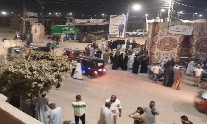 توافد الناخبين أمام اللجان فى اللحظات الأخيرة لثاني أيام انتخابات مجلس النواب بأسوان توافد الناخبين أمام اللجان فى اللحظات الأخيرة لثاني أيام انتخابات مجلس النواب بأسوان