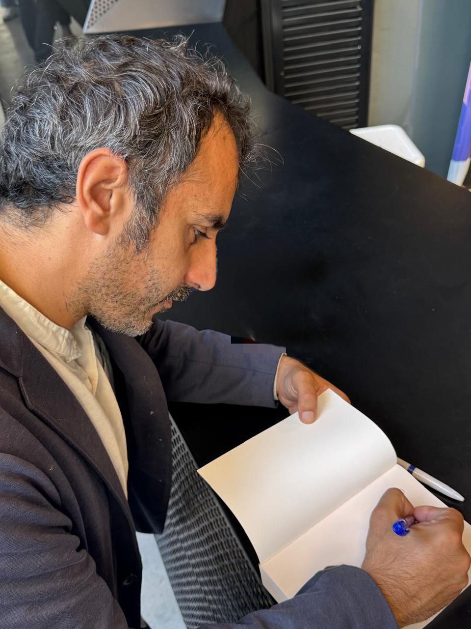 مروان شاهين يوقع كتابه بعد العرض المسرحي في المركز الفرنسي في لبنان