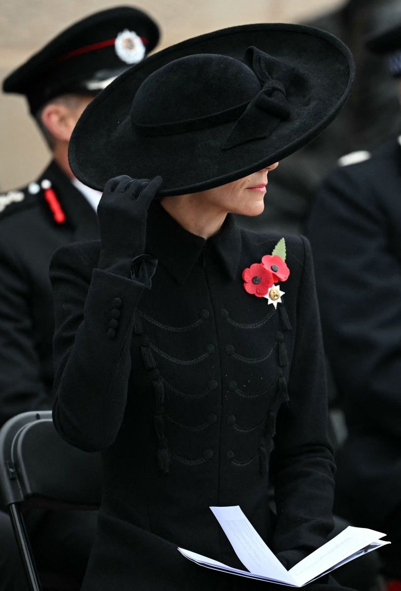 كيت ميدلتون بإطلالة ملكية راقية في خدمة الذكرى (أ.ف.ب)