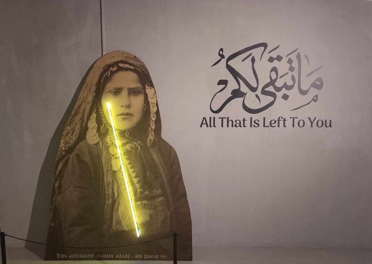 لوحة الموناليزا الفلسطينية عند مدخل المعرض