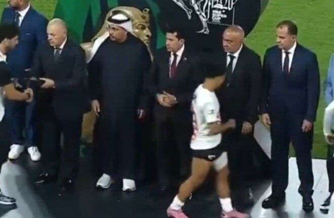 «لم يكن يعرف هويتهم».. والد «بيزيرا» يكشف سبب عدم سلام نجله على المسئولين بنهائي السوبر