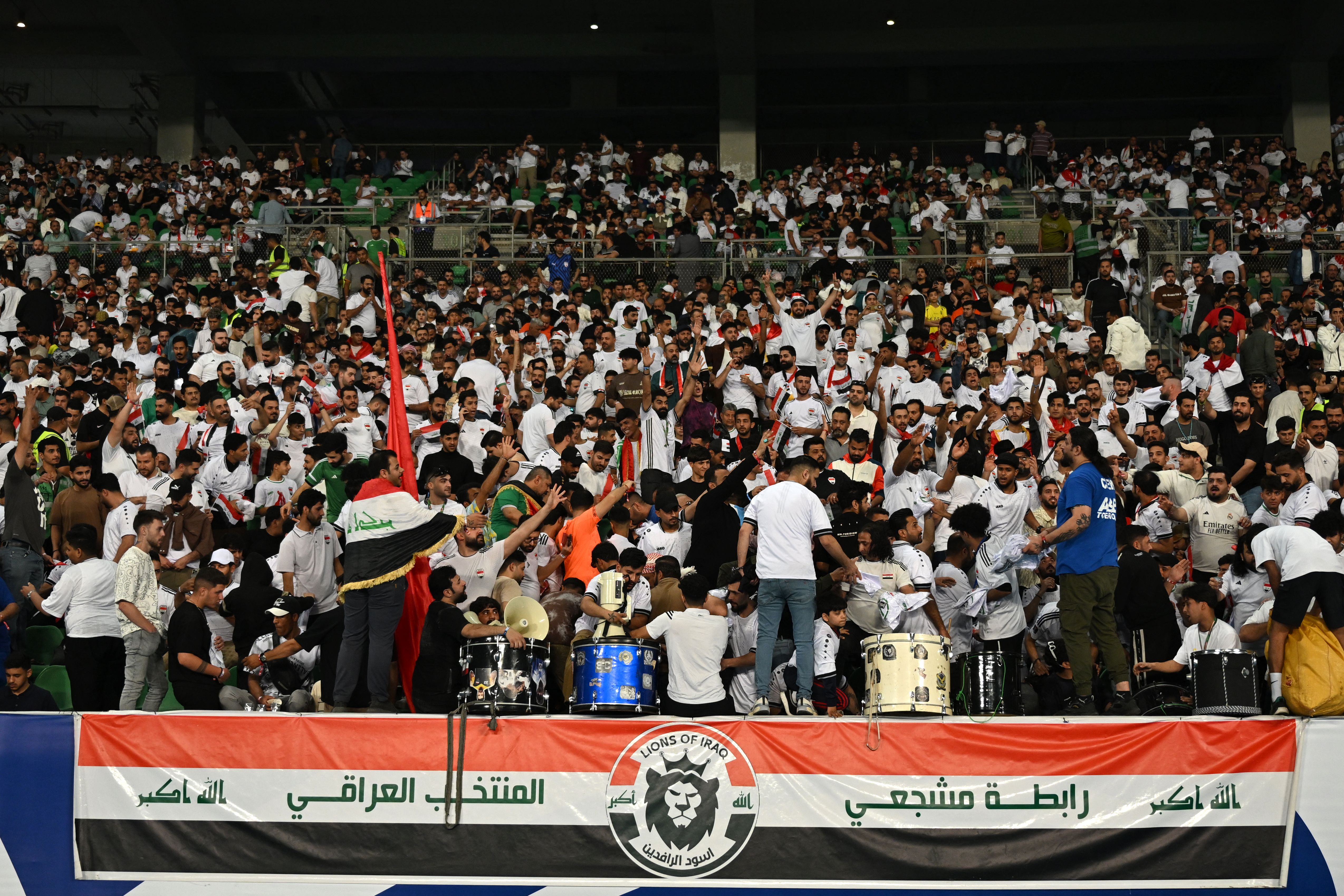 جماهير العراق. (أ ف ب)