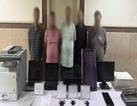 ضبط 5 عاطلين لقيامهم بسرقة سيارة وتزوير أوراق ملكيتها لبيعها بالقاهرة ضبط 5 عاطلين لقيامهم بسرقة سيارة وتزوير أوراق ملكيتها لبيعها بالقاهرة