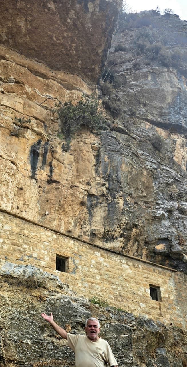 جدار صخري ضخم على جانب الطريق العام لمدخل القرية من جهة طريق جزين_ باتر