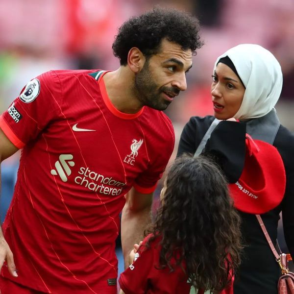 محمد صلاح مع زوجته. (وكالات)