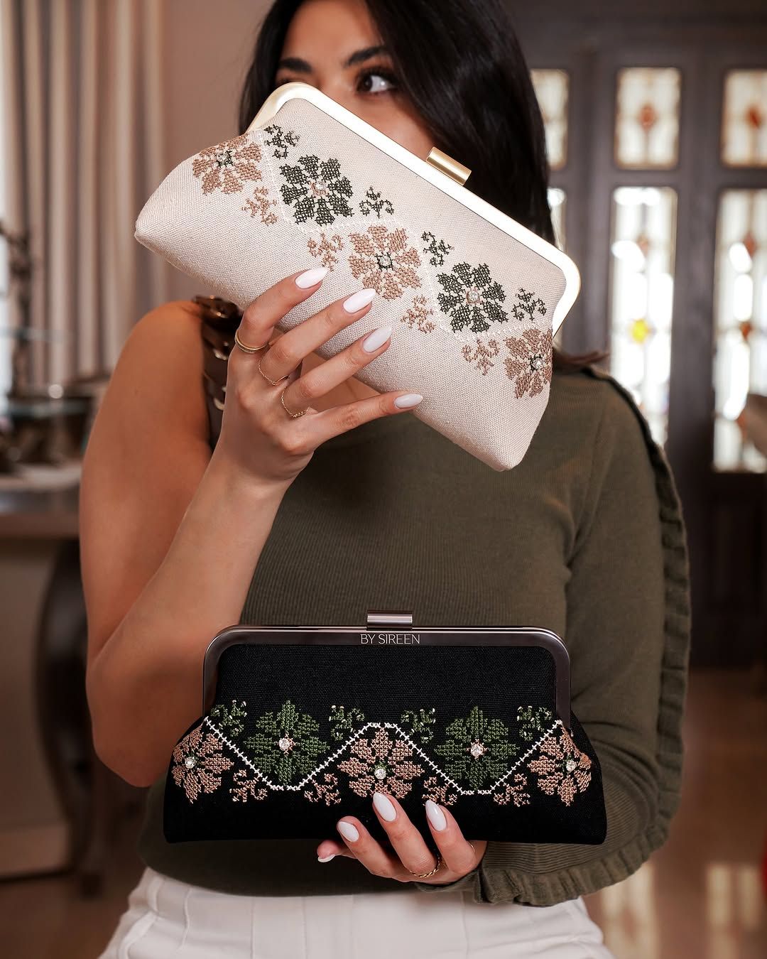 حقائب مطرزة يدويا من تصميم سيرين قمصية إسحق (انستغرام)