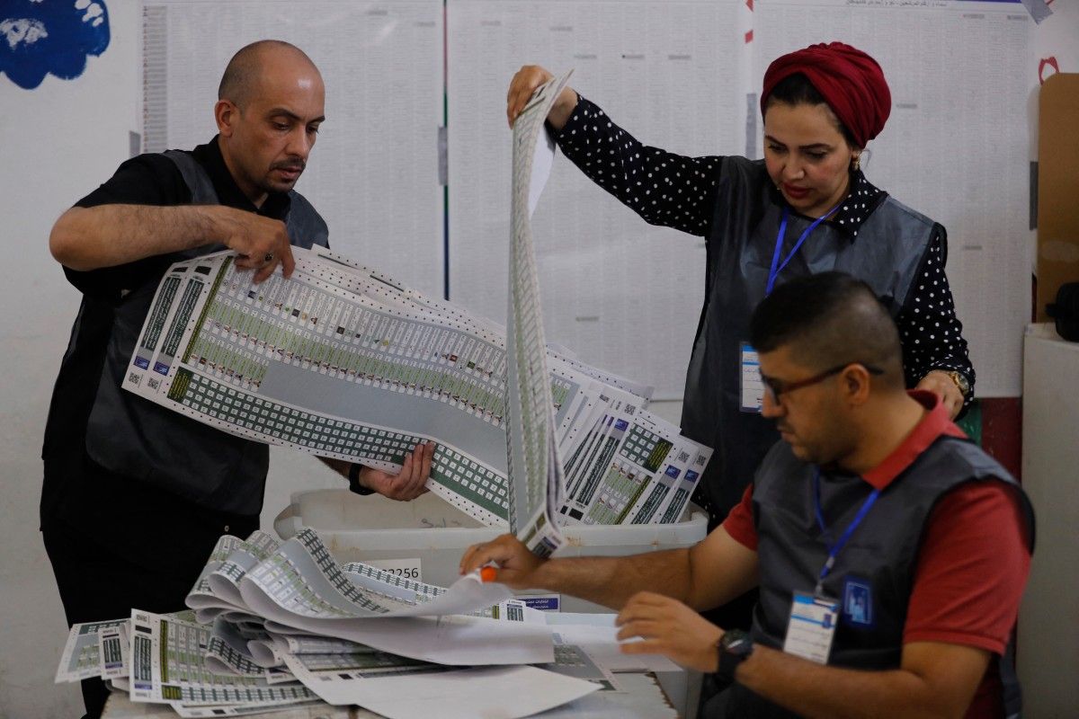من عملية فرز وحساب الأصوات في أحد مراكز الاقتراع ببغداد. (أ ف ب)