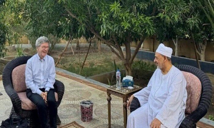 شيخ الأزهر يستقبل المفكر العالمي جيفري ساكس بمنزله في الأقصر شيخ الأزهر يستقبل المفكر العالمي جيفري ساكس بمنزله في الأقصر