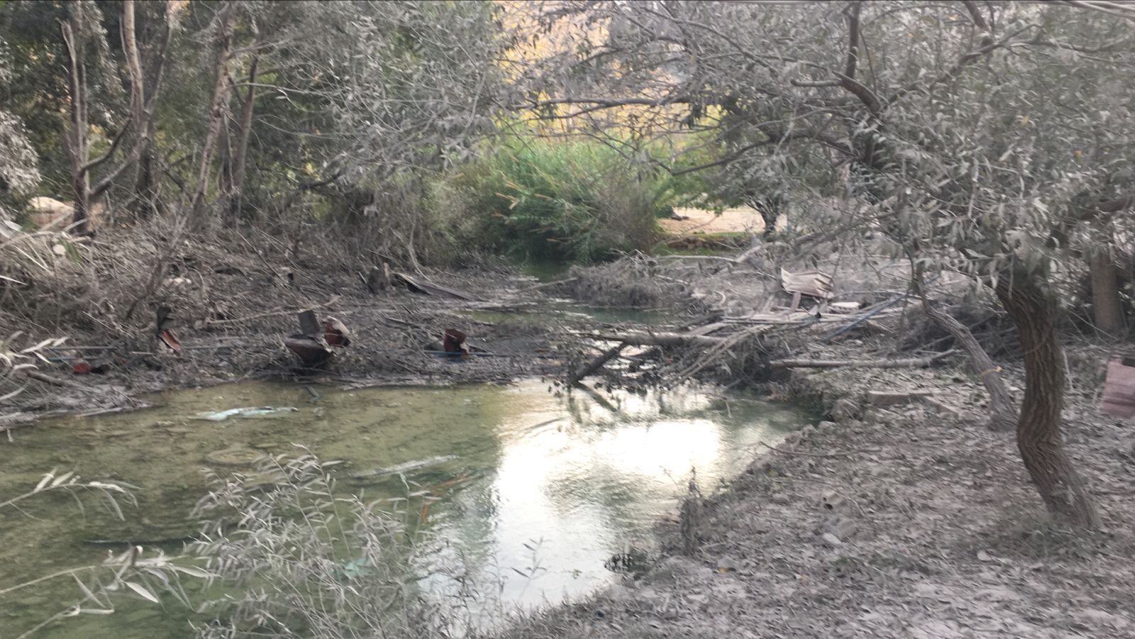 أضرار جسيمة على ضفاف الليطاني بعد غارات طيرفلسيه. (مصلحة الليطاني)