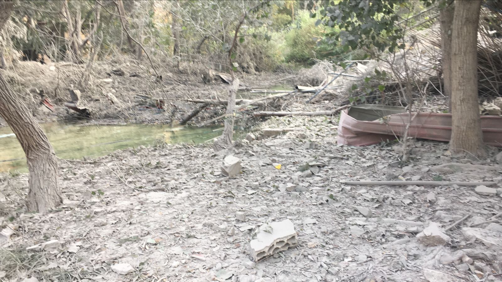 أضرار جسيمة على ضفاف الليطاني بعد غارات طيرفلسيه. (مصلحة الليطاني)