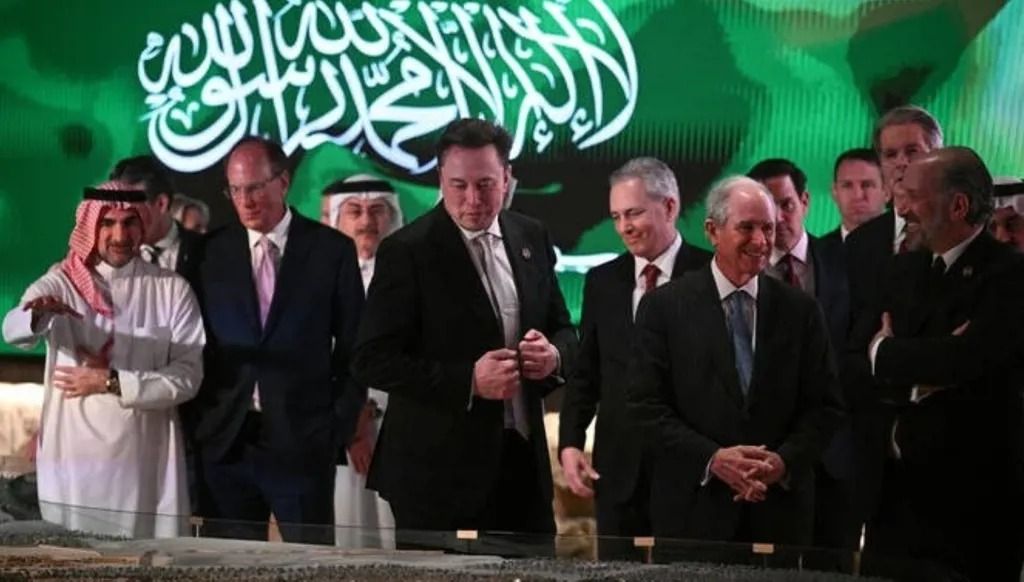 إيلون ماسك وكبار مدراء الشركات التقنية الأميركية في الرياض. (أ ف ب)