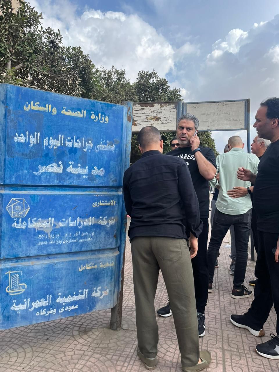 معتمد جمال أمام المستشفي المتواجد بها محمد صبري