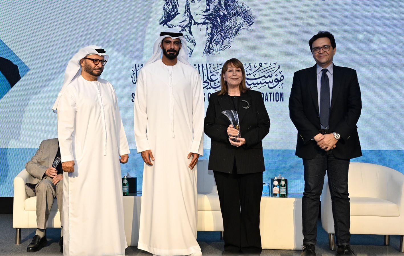 تكريم الروائية إنعام كجه جي. (مؤسسة العويس)