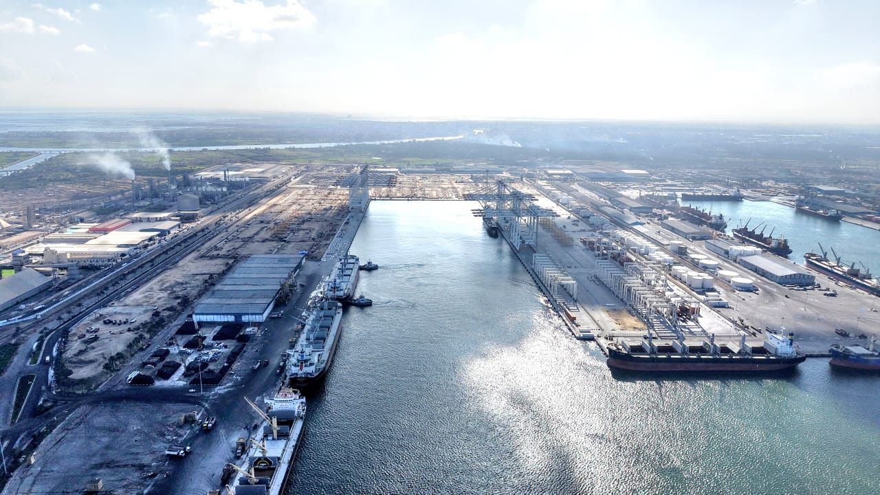 الحاويات فى محطة تحيا مصر