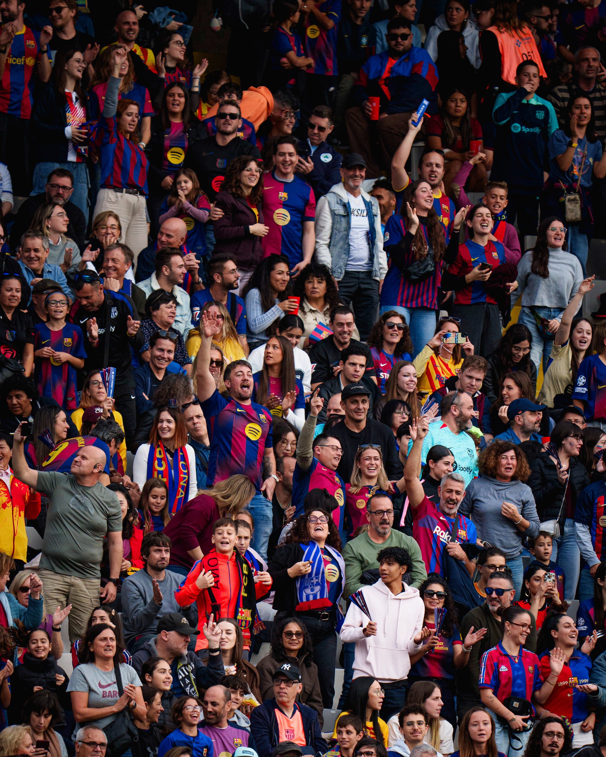 جانب من الجمهور في المدرجات. (وكالات)