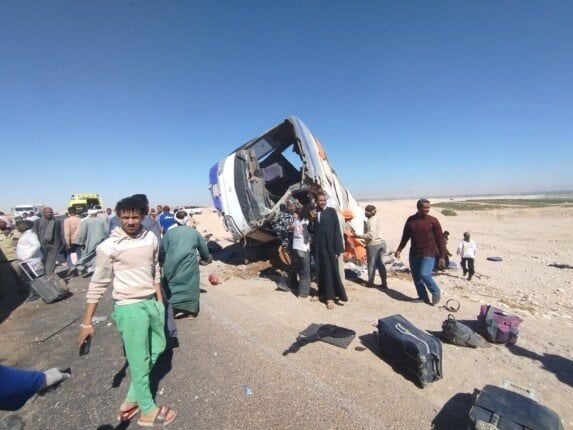 مصرع وإصابة 25 شخصًا في انقلاب أتوبيس رحلات على