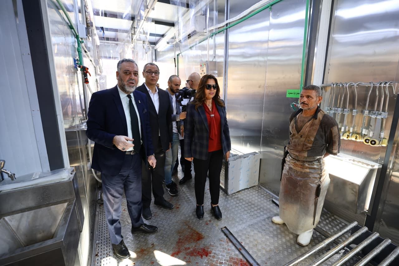 وزيرة التنمية المحلية داخل أول مجزر متنقل بصناعة محلية بالكامل وزيرة التنمية المحلية داخل أول مجزر متنقل بصناعة محلية بالكامل