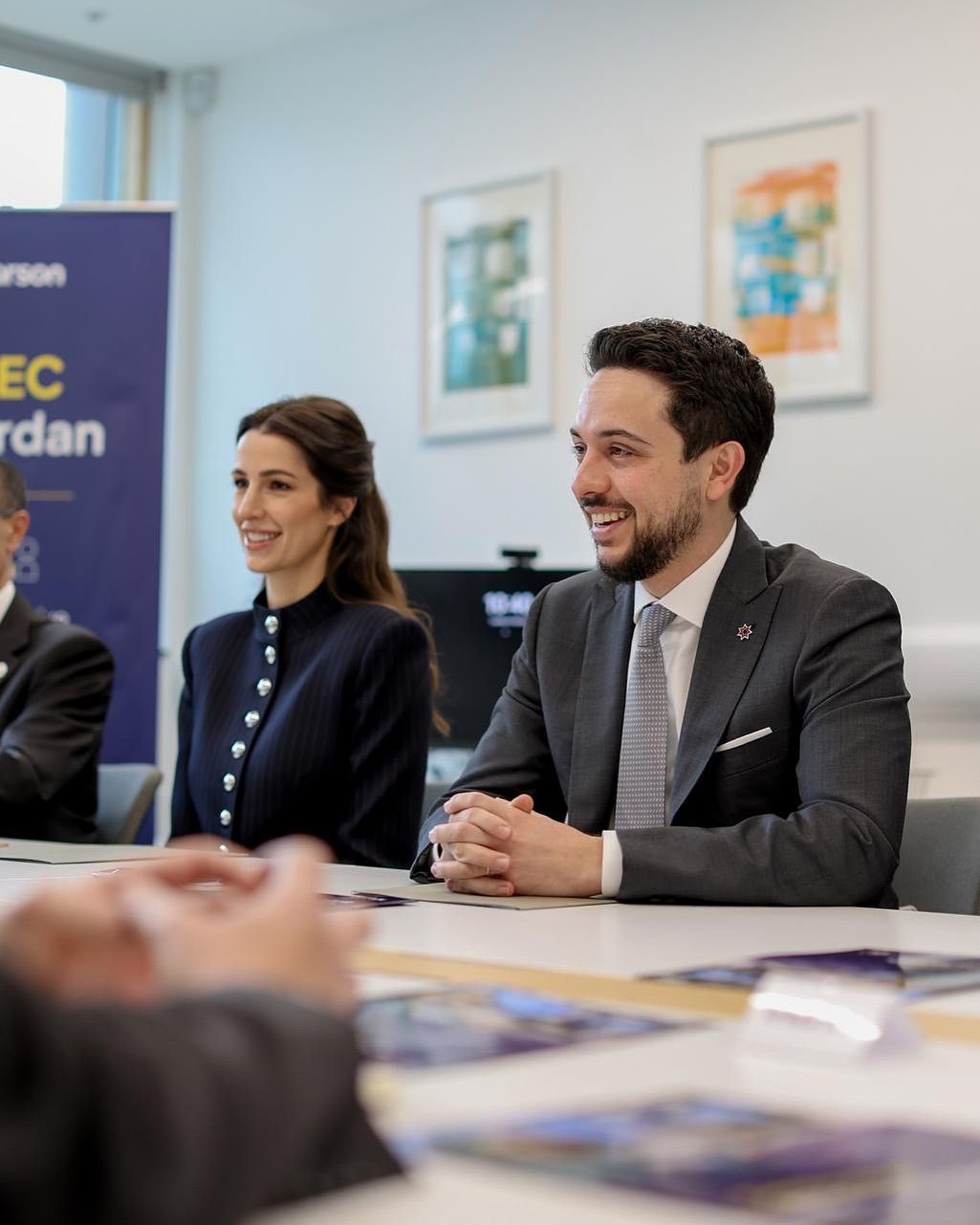 الامير الحسين الى جانبه الاميرة رجوة خلال لقاءاتهما الدبلوماسية في لندن (انستغرام)