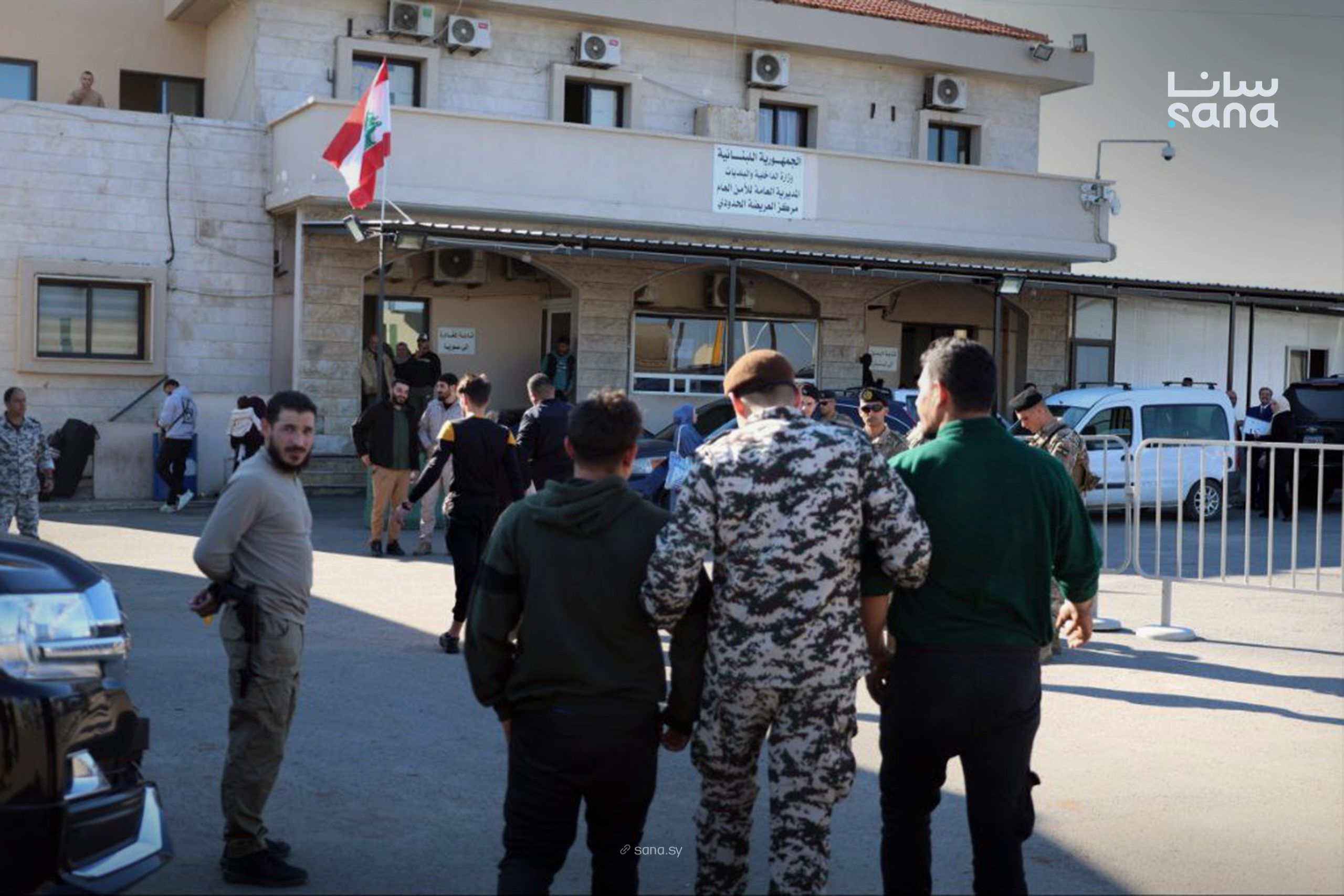 وصول الأشخاص إلى مركز العريضة الحدودي (سانا)