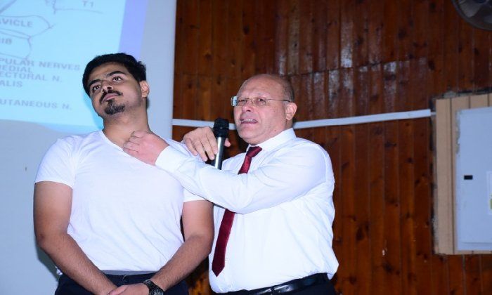 رئيس جامعة سوهاج يلقي محاضرة لطلاب كلية الطب عن شلل الضفيرة العصبية الولادي رئيس جامعة سوهاج يلقي محاضرة لطلاب كلية الطب عن شلل الضفيرة العصبية الولادي