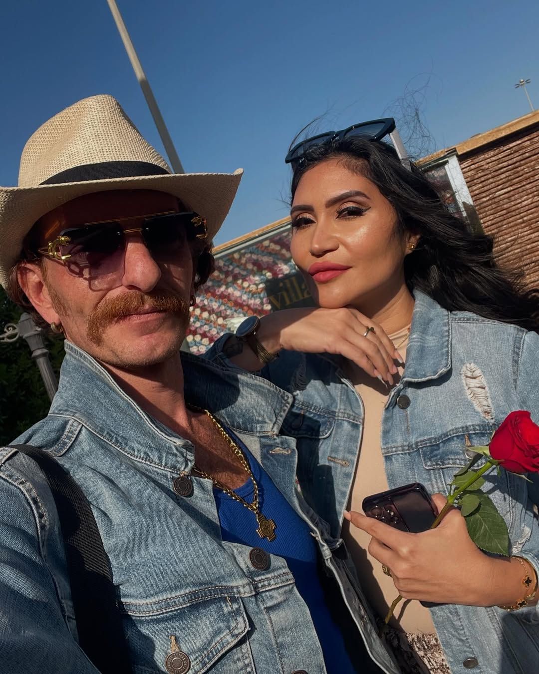 أويس مخللاتي وزوجته (إنستغرام)