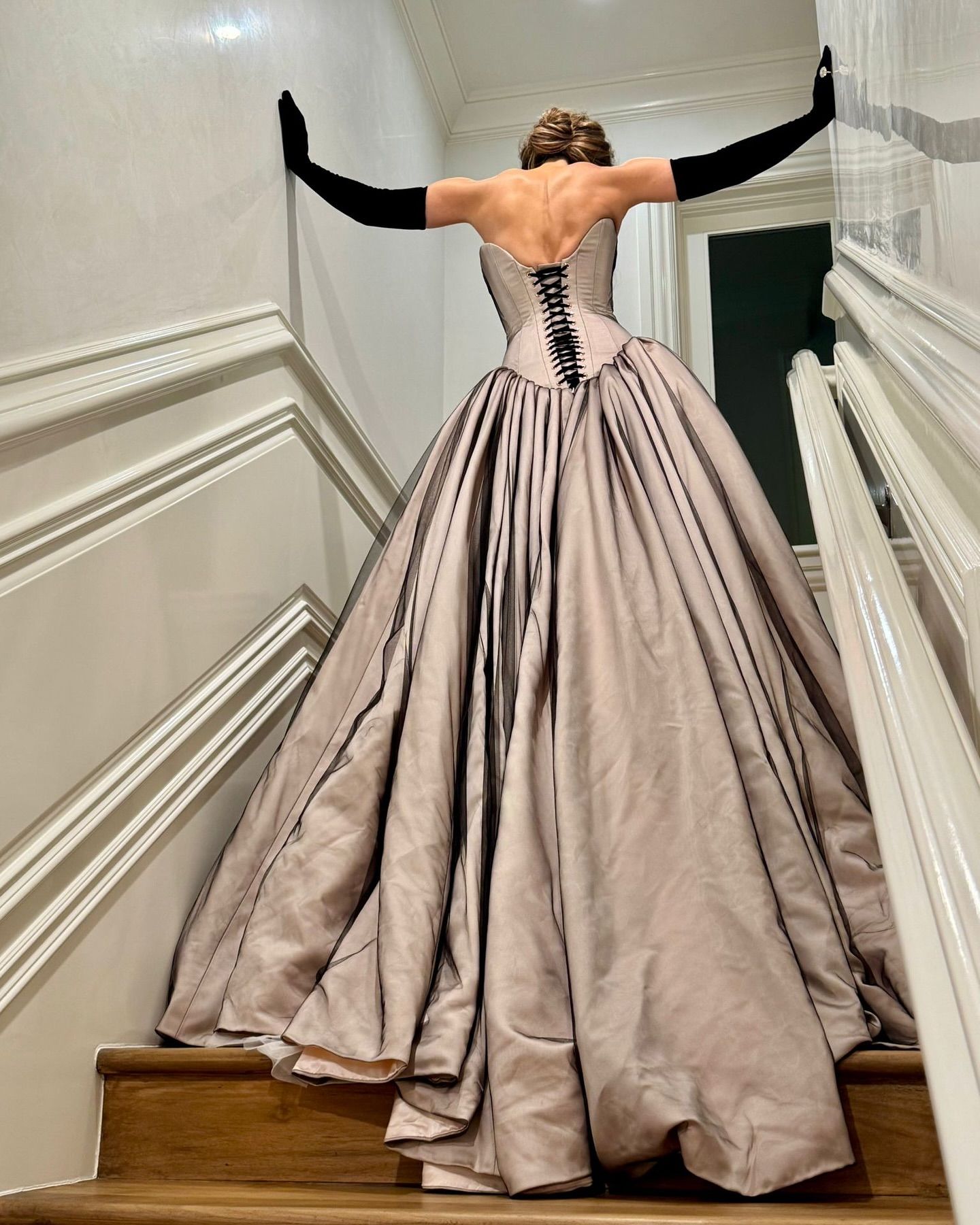 جينيفر لوبيز بفستان تمارا رالف (إنستغرام)