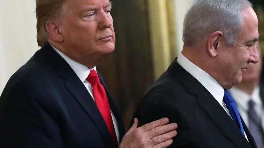 الرئيس الأميركي دونالد ترامب هلف رئيس الوزراء الإسرائيلي (غيتي)