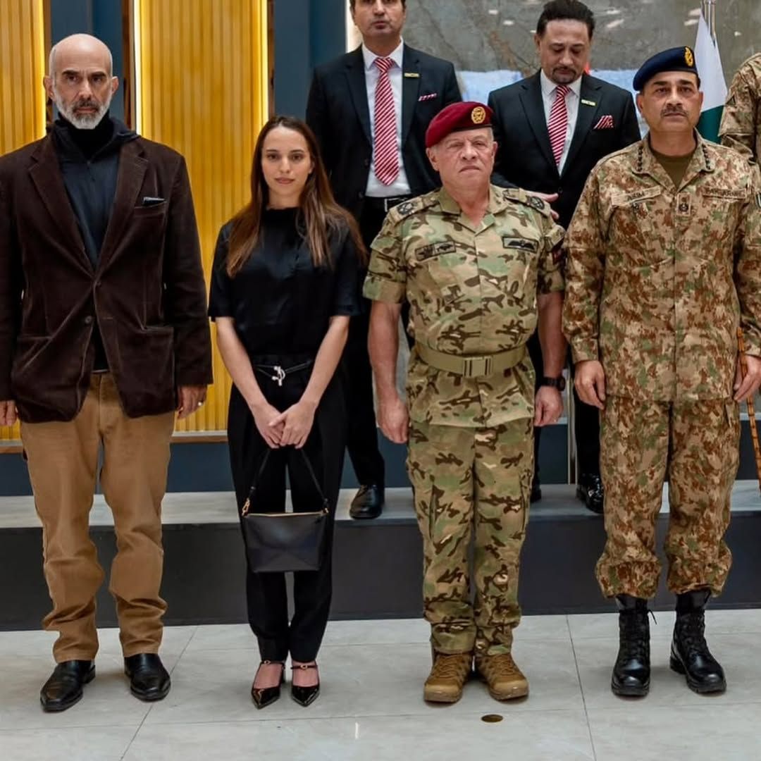 الاميرة سلمى الى جانب والدها الملك عبدالله الثاني في باكستان (انستغرام)