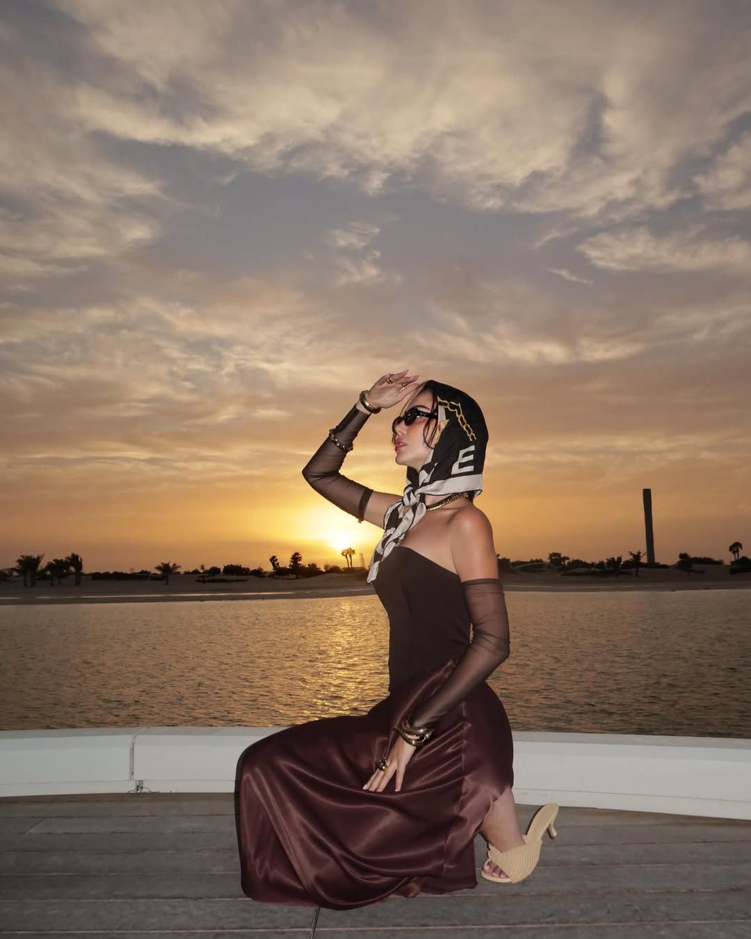 بسمة بوسيل بوشاح انيق لاطلالة المغيب الرومانسية (انستغرام)