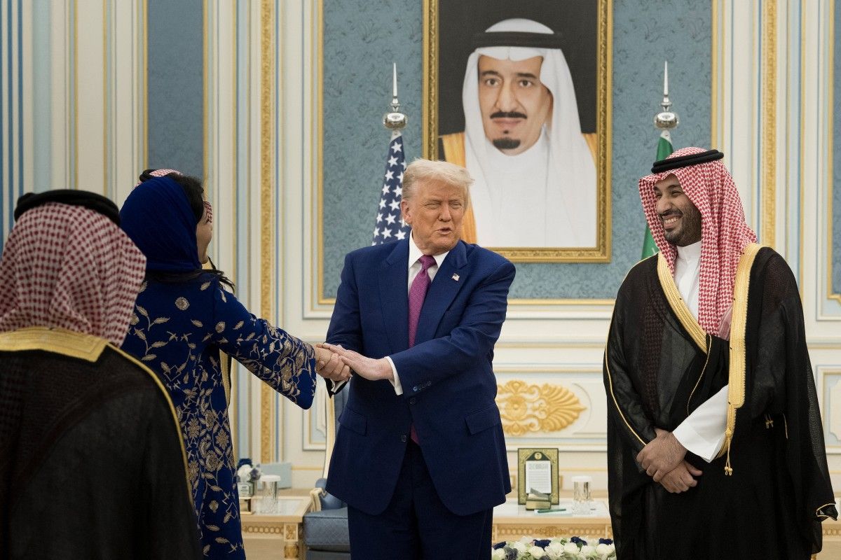 الأميرة ريما بنت بندر تسلم على الرئيس الأميركي دونالد ترامب (أ ف ب).