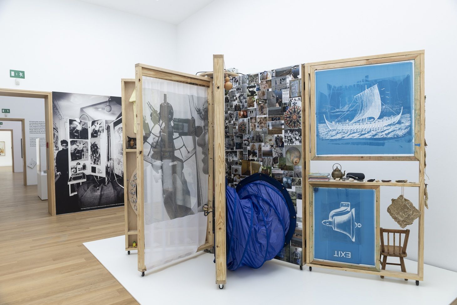 داخل قاعات المعرض.