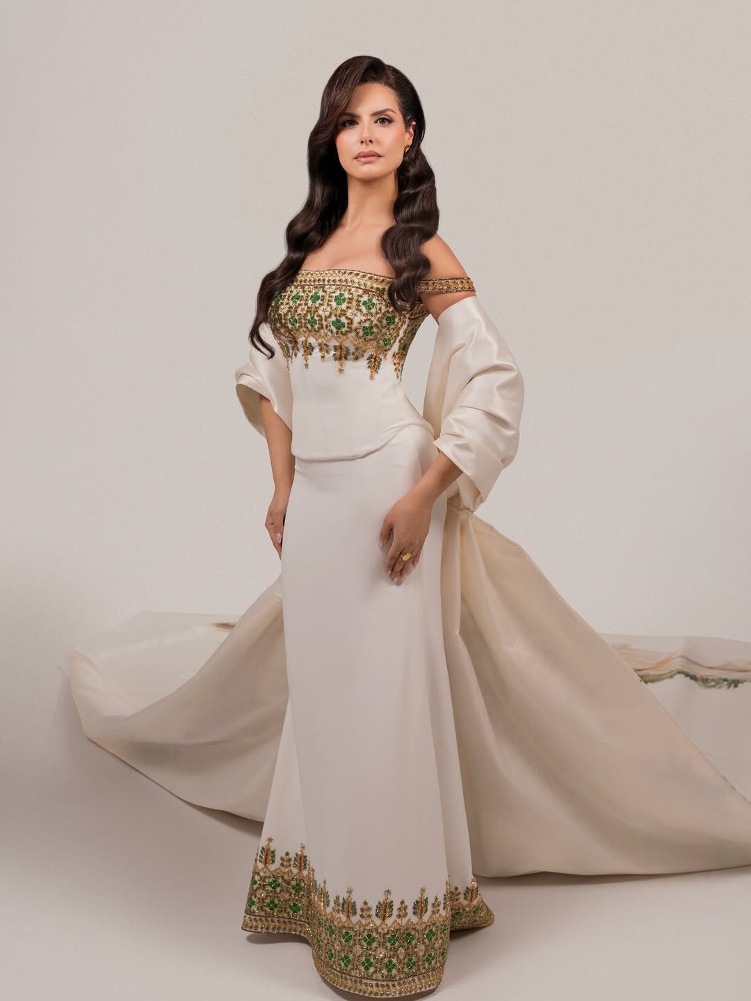 ملكة جمال فلسطين نادين أيوب بإطلالة فلكلورية في مسابقة ملكة جمال الكون (إنستغرام).