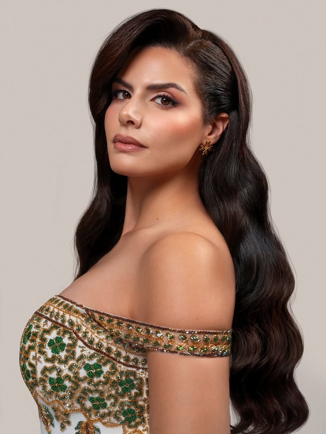 ملكة جمال فلسطين نادين أيوب بإطلالة فلكلورية في مسابقة ملكة جمال الكون (إنستغرام).