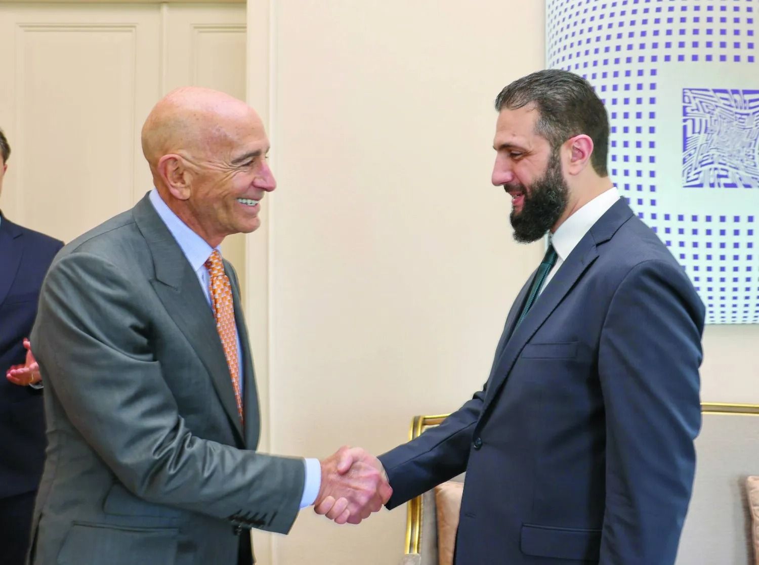 توم براك وأحمد الشرع في تركيا. (إ.ب.أ)