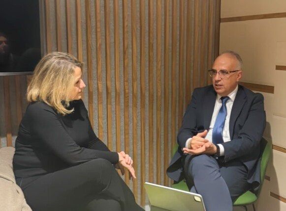 على هامش مؤتمر «طموح إفريقيا».. وزير الري يلتقي السفيرة المكلفة بالبيئة في الحكومة الفرنسية على هامش مؤتمر «طموح إفريقيا».. وزير الري يلتقي السفيرة المكلفة بالبيئة في الحكومة الفرنسية