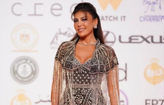 تسريحة نصف رفعة تبرز جمال ريهام حجاج في مهرجان القاهرة - المصدر 7