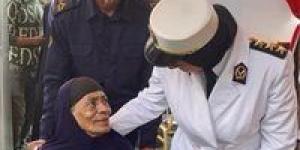 أمن الفيوم يجسد الرحمة في الميدان.. ضابطة تساعد مسنّة على دخول اللجنة الانتخابية - المصدر 7
