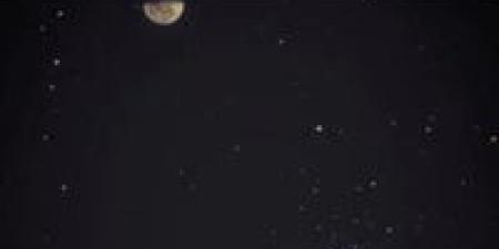 مشهد سماوي آسر.. القمر يتراقص في عنقود "النثرة" بسماء مصر والوطن العربي - المصدر 7