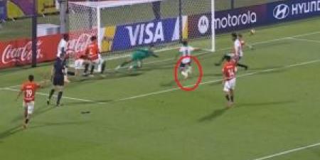 بالفيديو .. تصدٍّ خرافي من عمر عبد العزيز يخطف الأنظار في مواجهة مصر وإنجلترا - المصدر 7