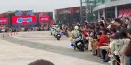 شرطة صينية تفقد السيطرة على دراجة نارية وتصدم جمهور يوم الشرطة المفتوح - المصدر 7