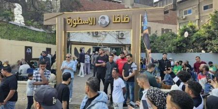 من أمام «كافيه ضاضا».. أهالي إمبابة يترقبون وصول جثمان الراحل إسماعيل الليثي - المصدر 7