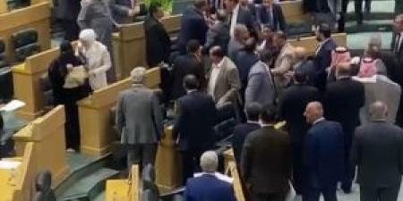 بالفيديو .. مناوشات حادة بين القطاونة والسعايدة حول انتخابات اللجان .. والقاضي يرفع الجلسة إلى إشعار لاحق - المصدر 7