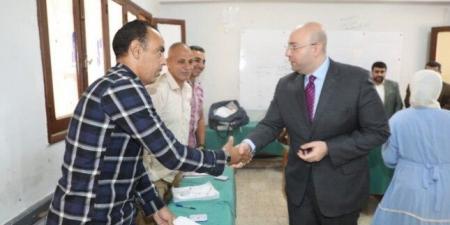 محافظ بني سويف يتفقد اللجان الانتخابية في اليوم الثاني للتصويت.. ويؤكد: المشاركة واجب وطني - المصدر 7