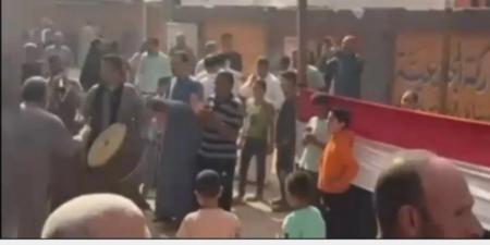 الطبل والمزمار يزينان مشهد التصويت بانتخابات النواب في منشأة القناطر - المصدر 7