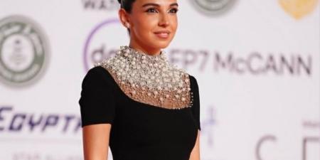 سلمى أبو ضيف تضيء مهرجان القاهرة بلمسة اللؤلؤ وكعكة مرتفعة - المصدر 7