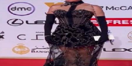 نيرمين الفقي تشعل السوشيال ميديا بفستان أسود جذاب - المصدر 7